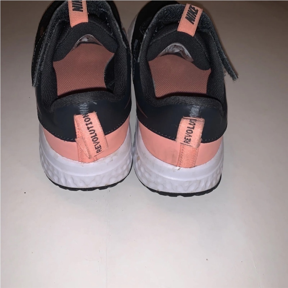 Nike Revolution 5 PSV Dark Smoke Gray Atomic Pink Youth Size 1 Good Preowned - Picture 3 of 5